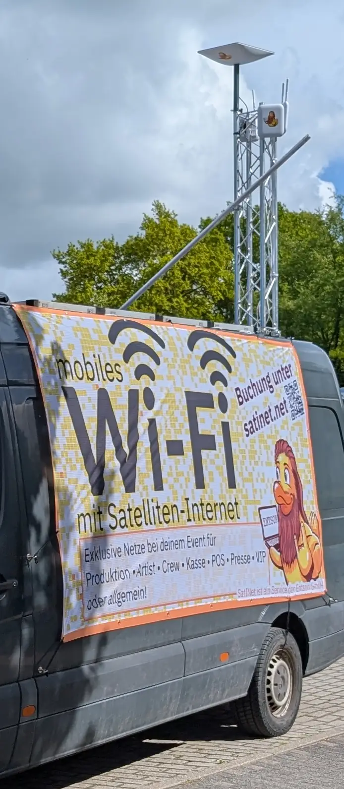 Funkwagen mit aufgebautem Antennenmast welche eine Satelliten- und drei WLAN-Antennen trägt